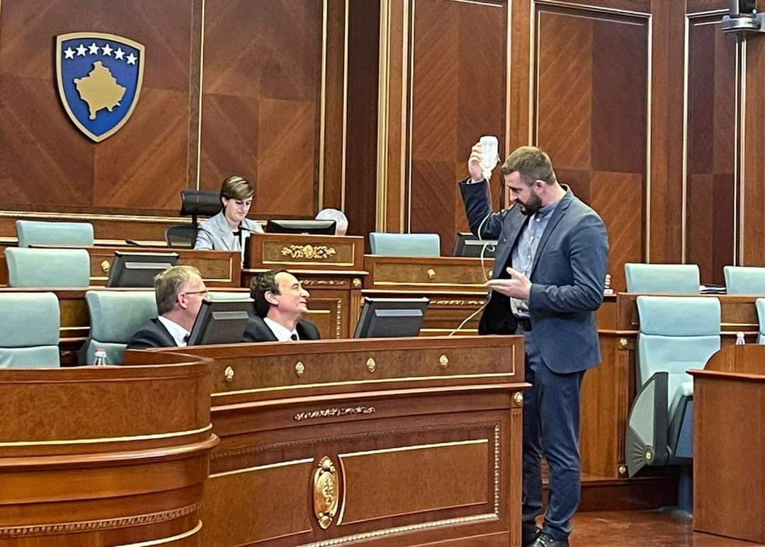 Mërgim Lushtaku i dërgon infuzion Albin Kurtit(FOTO)