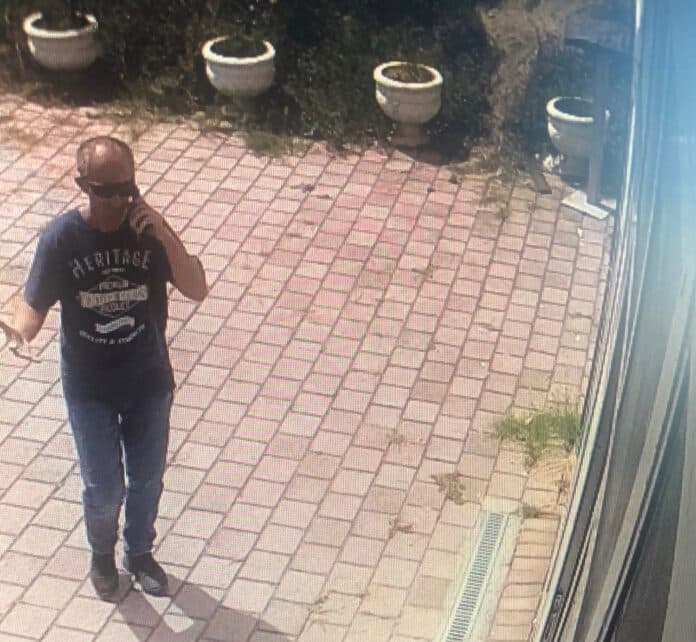 Lajmërojeni menjëherë policinë nëse e njihni personin në foto