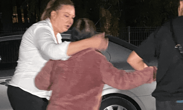 Pamje nga largimi i të moshuarës nga shtëpia e dhunës, vajza e përcjell deri te vetura