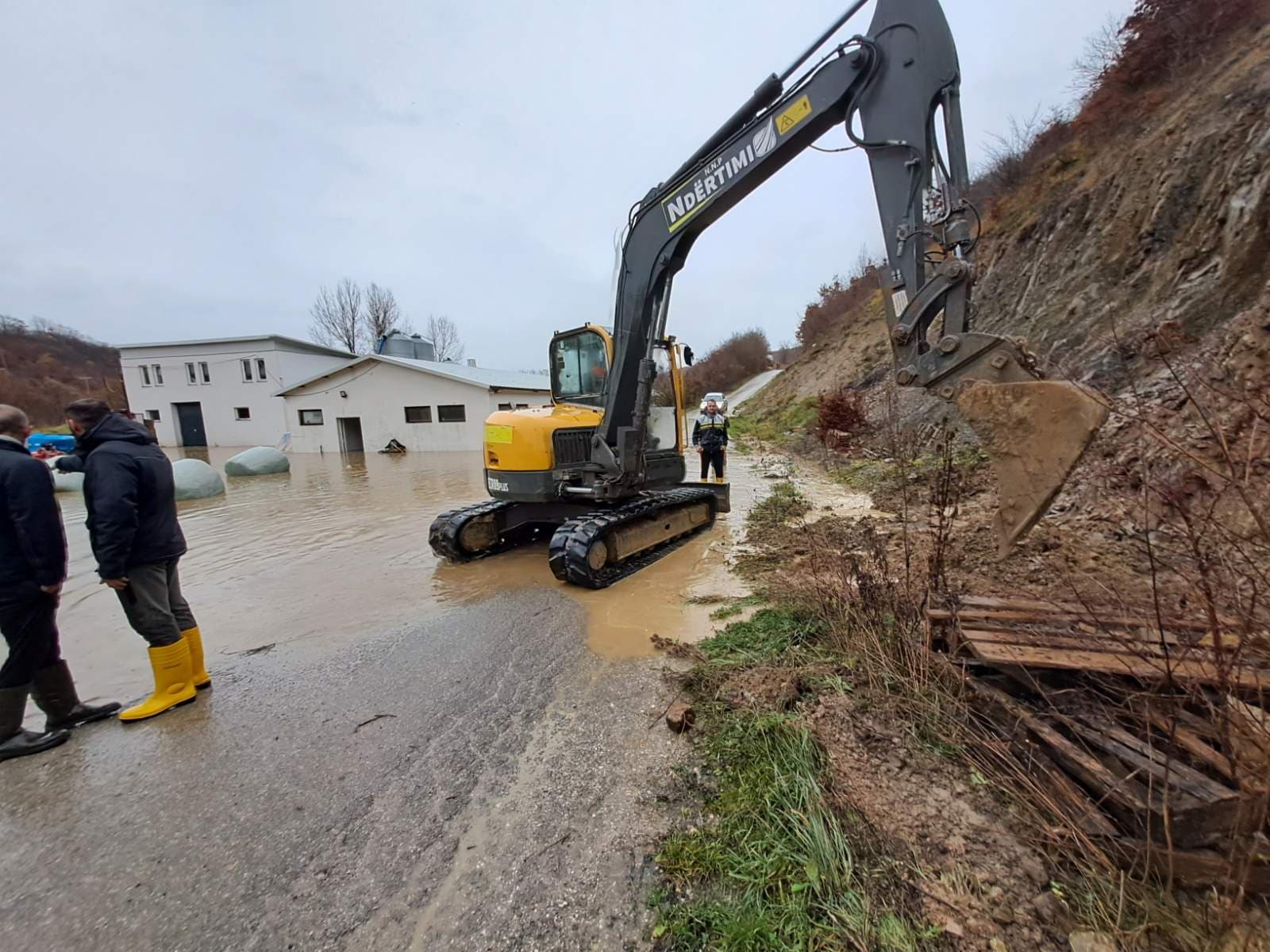 Vërshimet në Skenderaj, del në teren kryetari Fadil Nura: Maksimalisht po bëjmë më të mirën e mundshme (FOTO)