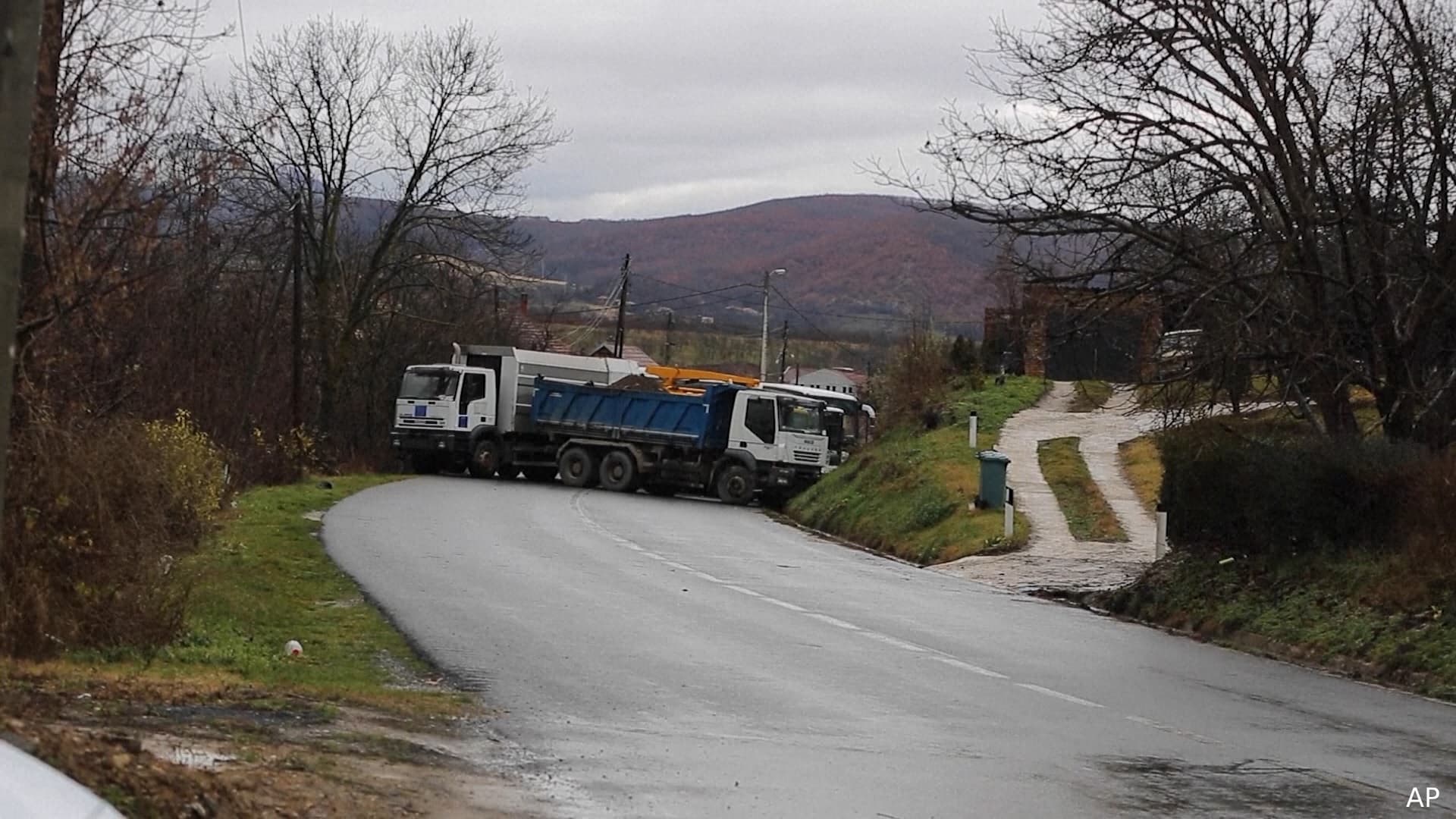 Pikat kufitare në Jarinje dhe Bërnjak vazhdojnë të jenë të mbyllura