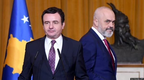 Karnavali Politik në Prishtinë: Edi Rama si Regjisor i Shpëtimit të Albin Kurtit dhe poshtërimit të opozitës