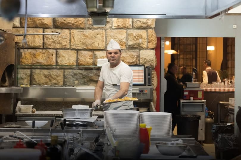 Agim Gashi që vdiq mbrëmë në aksidentin në Skënderaj, ishte kuzhinier i njohur në Pejë