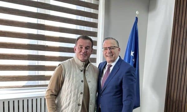 FOTO: Miku i presidentit Trump i shkon në zyre Bedri Hamzës