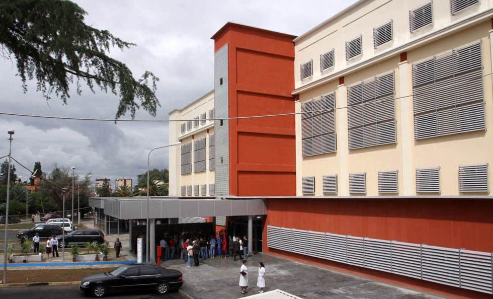 Nëna rreh mjeken pas vdekjes së djalit në QSUT