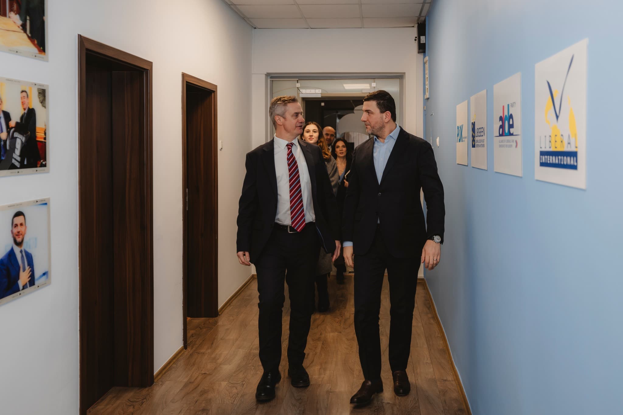 Krasniqi pret në takim ambasadorin Hargreaves, diskutojnë për programin e PDK-së e zgjedhjet e 9 shkurtit