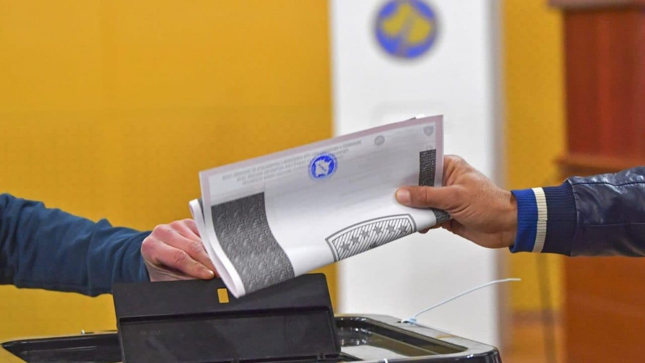 Deri në 11:00, mbi 23 mijë votues më shumë sesa në të njëjtën kohë në zgjedhjet e vitit 2021