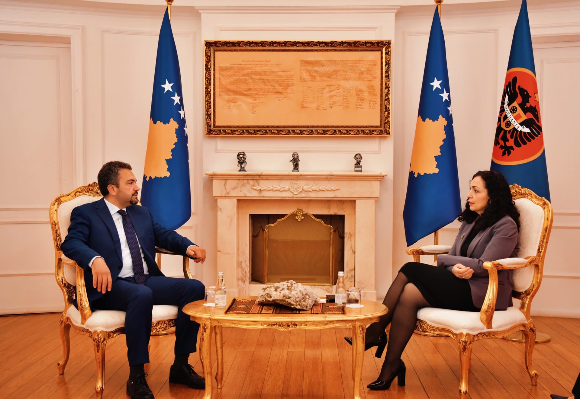 Radoniqi i KQZ’së raporton te Presidentja, thotë se po presin raport pse u dështoi faqja, Osmani kërkon numërim manual të secilës votë