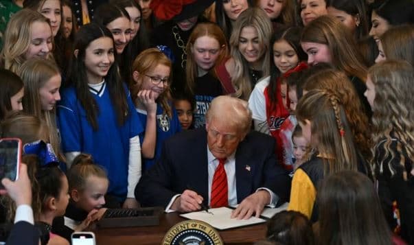 Trump nënshkruan urdhrin ekzekutiv që ndalon sportistët transgjinorë të marrin pjesë në sportet e femrave