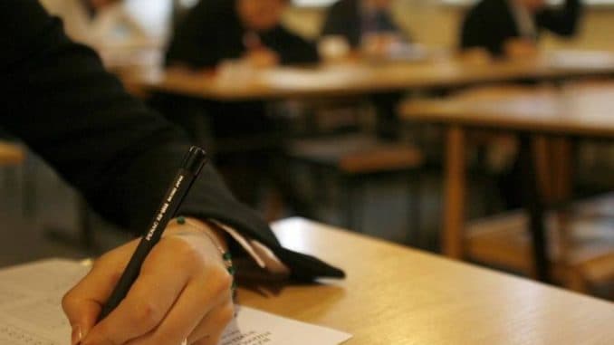 Ministria e Arsimit njofton maturantët: Nesër fillon aplikimi për Provimin e Maturës, bëhet në e-Kosova