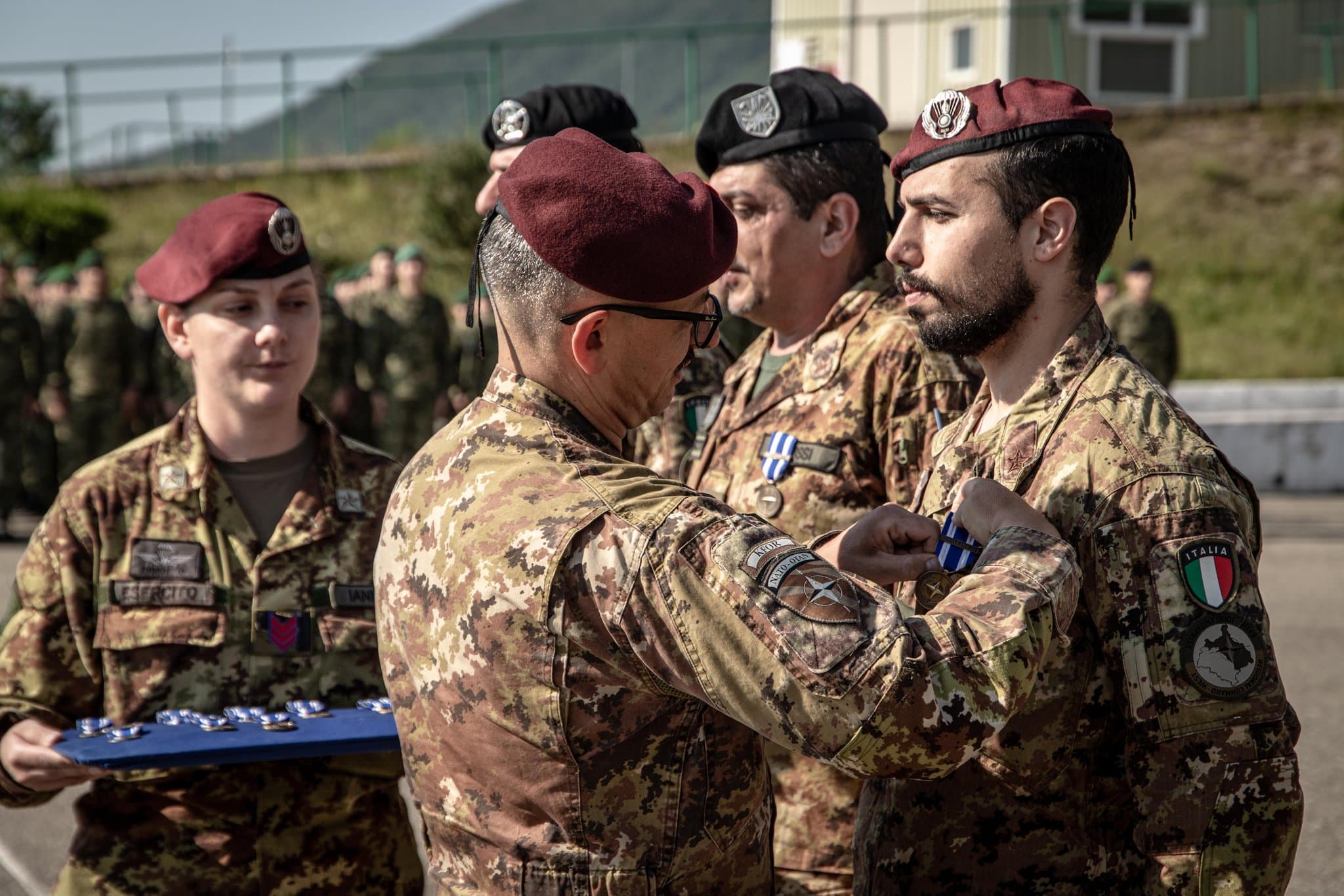KFOR ndan medalje për ushtarët nga Italia, Kroacia dhe Maqedonia e Veriut në Pejë