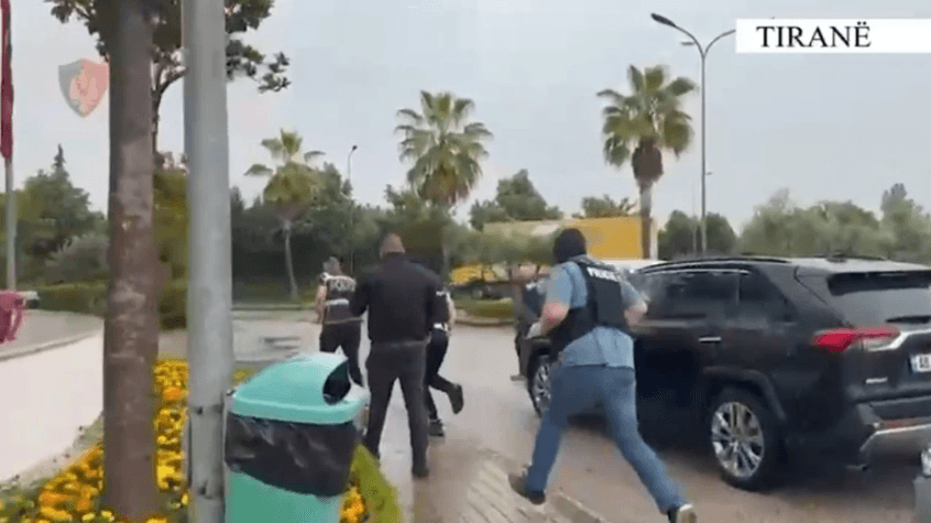 Trafik armësh Kosovë-Shqipëri, Gjykata e Tiranës lë në burg tetë të arrestuarit