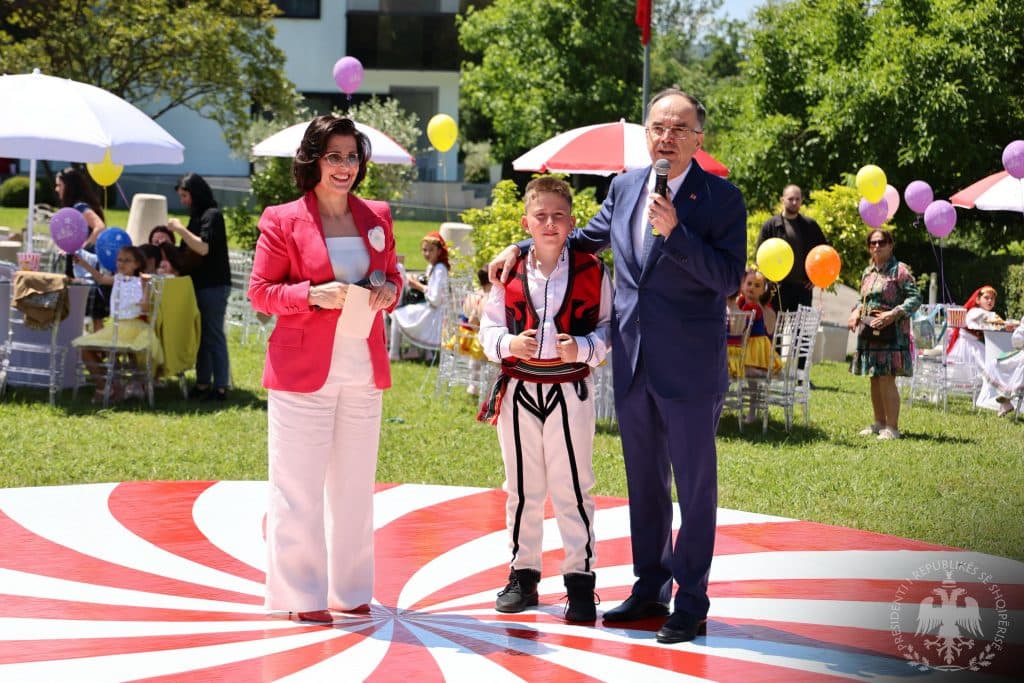 “Kam në zemër shqiptarinë”, Presidenti Begaj dhe Zonja e Parë festojnë 1 Qershorin me fëmijë nga të gjitha trevat shqiptare