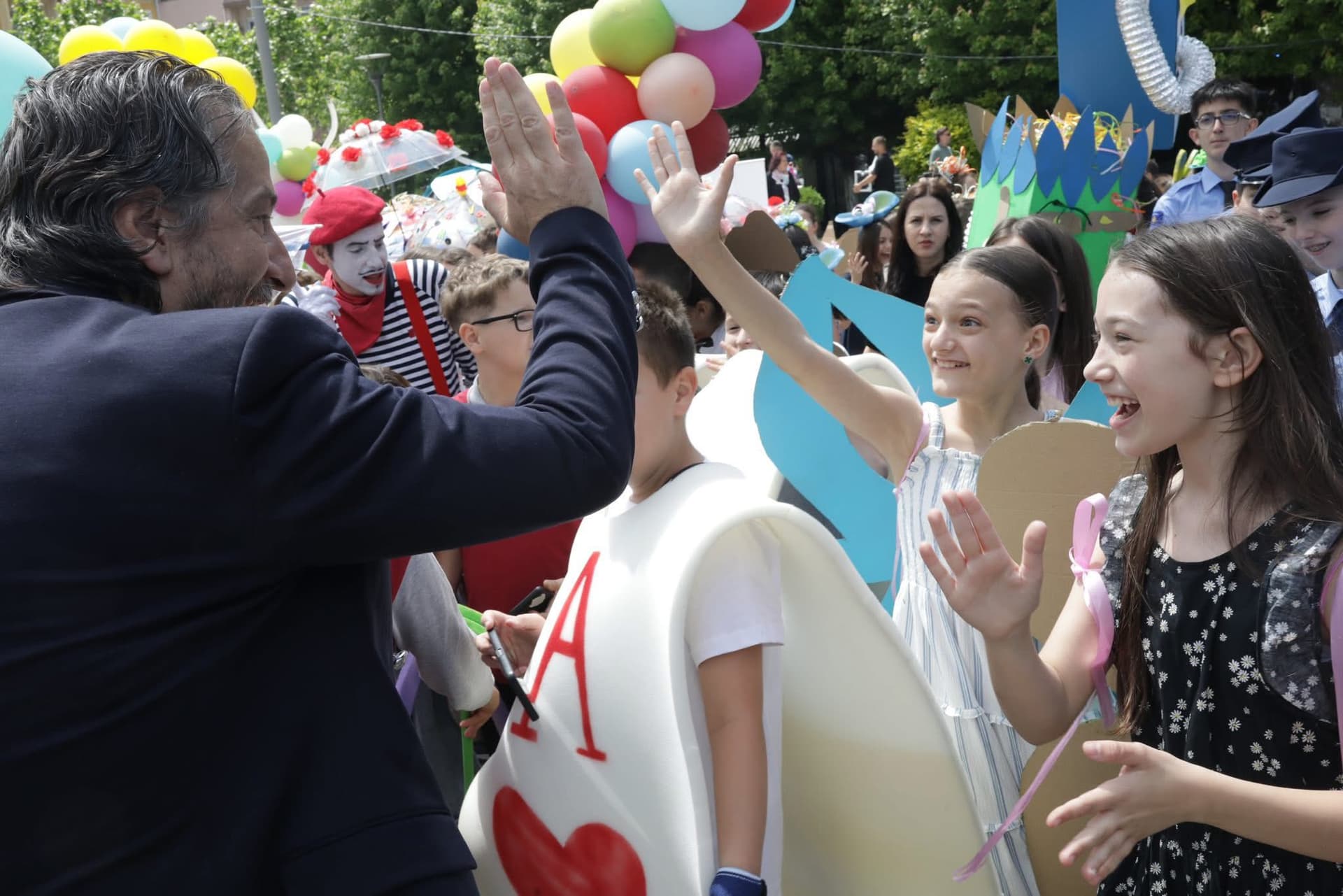 “Ec me fëmijët” mbush rrugët e Prishtinës me ngjyra e gëzim në Ditën Ndërkombëtare të Fëmijëve