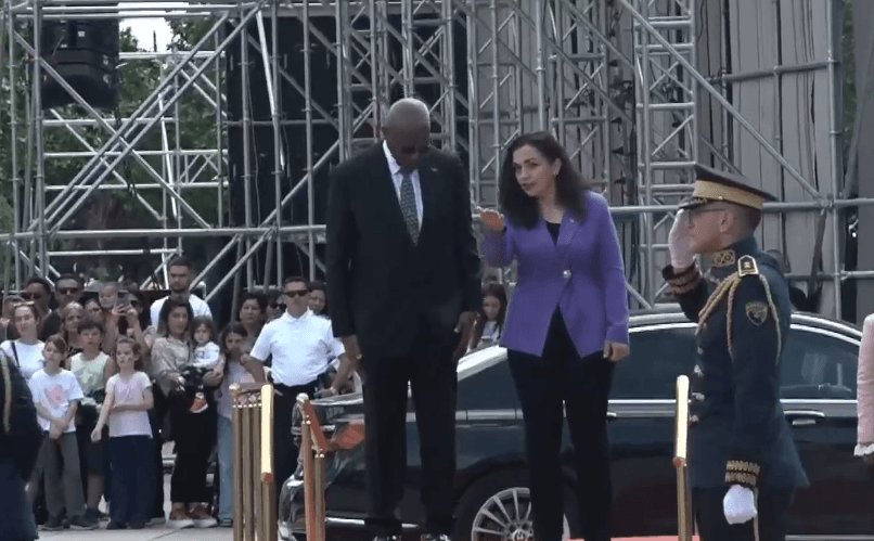 Kreu i shtetit të Antigua dhe Barbudas pritet me ceremoni shtetërore në Prishtinë nga presidentja Osmani