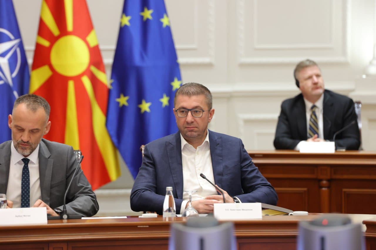 Mickoski: Të rinjtë të aplikojnë në shpalljet për grante nga Plani operativ