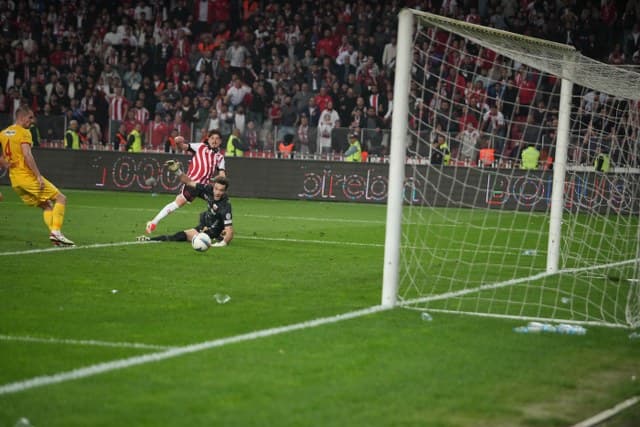 Arbnor Muja shënoi golin historik të Samsunspor në kohën shtesë – festë e paparë në stadium