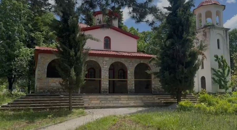 Ra nga çatia e kishës në Korçë, vdesnë spital prifti Kristaq Viso