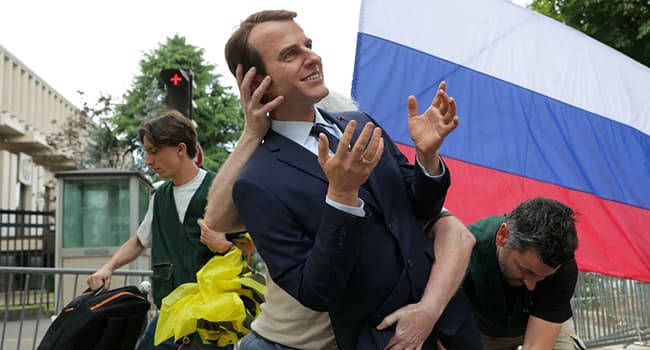 “Turistët” vjedhin Macronin prej dylli, protestë kundër politikës ndaj Rusisë