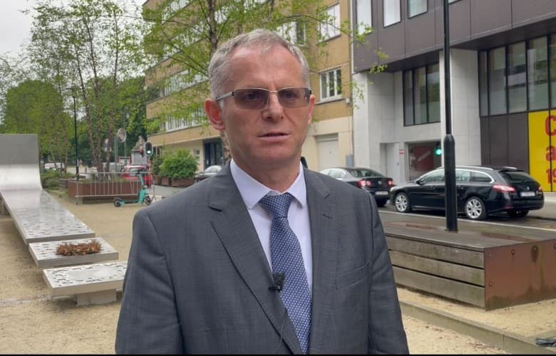 Bislimi ka pranuar që ta takojë në Bruksel Petkoviqin, por kryenegociatori serb vonohet