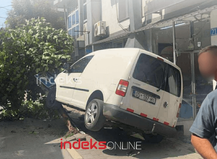 Policia jep detaje për aksidentin në Ferizaj, vetura bëri dëme edhe në një lokal