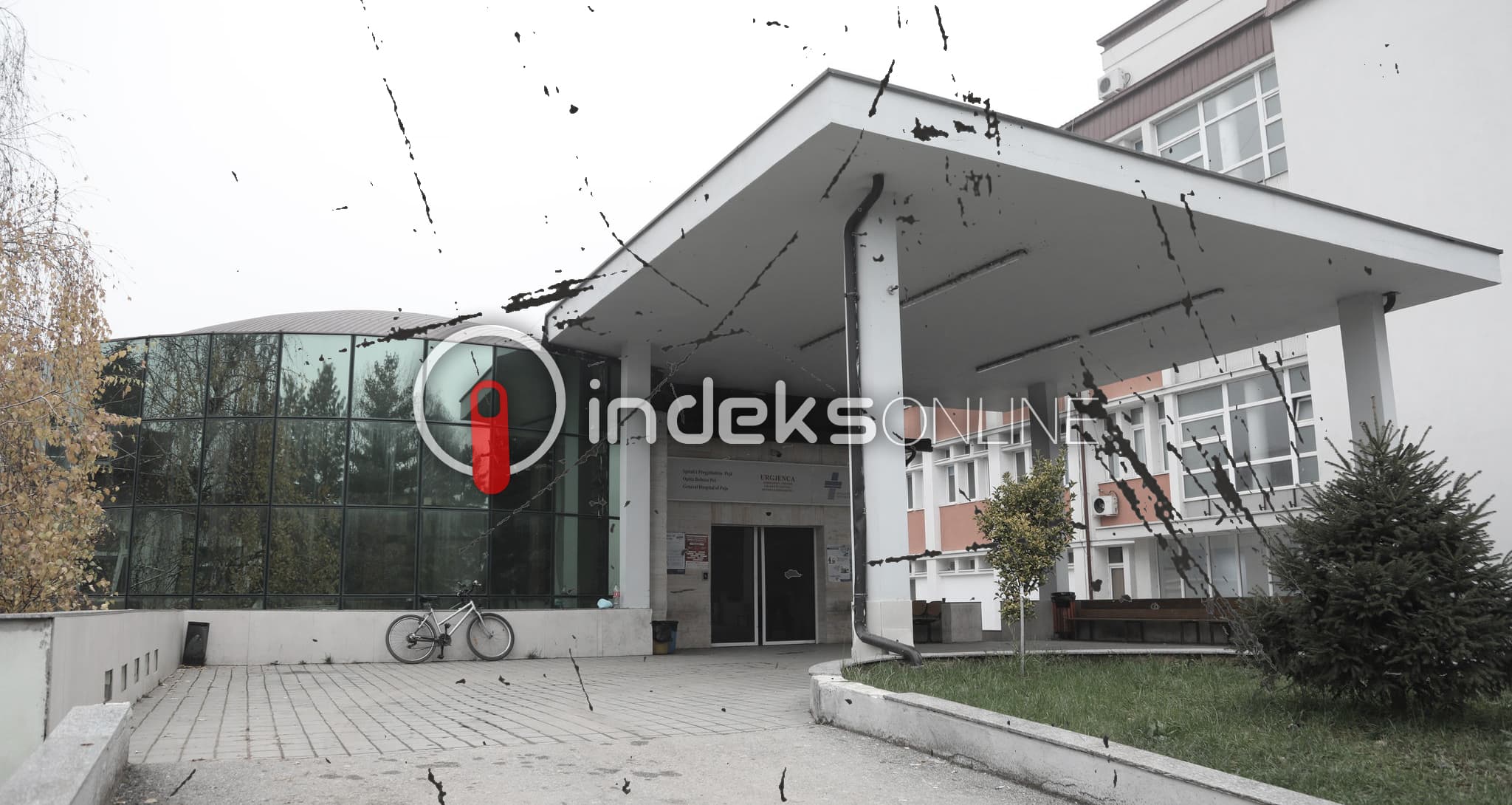Një burrë pa shenja jete dërgohet në Emergjencën e Spitalit të Pejës