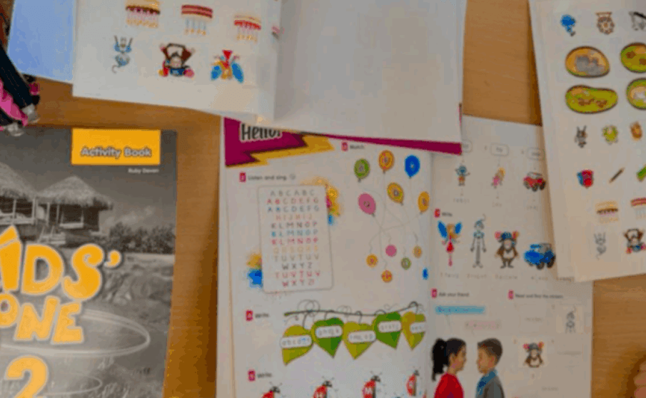 Një shtëpi botuese “korrupton” mësimdhënësit e anglishtes me dhurata