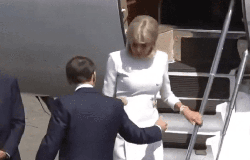 Dramë e re mes Macron dhe Brigitte, Zonja e parë e Francës nuk i jep dorën bashkëshortit teksa zbret nga avioni