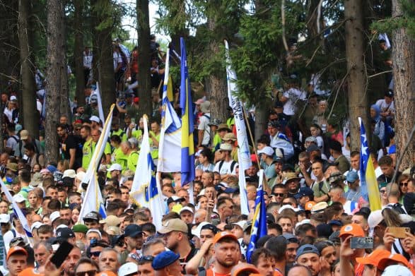 Mijëra njerëz marshojnë në kujtim të viktimave të gjenocidit të Srebrenicës