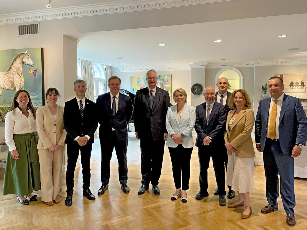 Sorensen në vizitën e parë në SHBA, i bën bashkë ambasadorët e Kosovës dhe Serbisë në Uashington