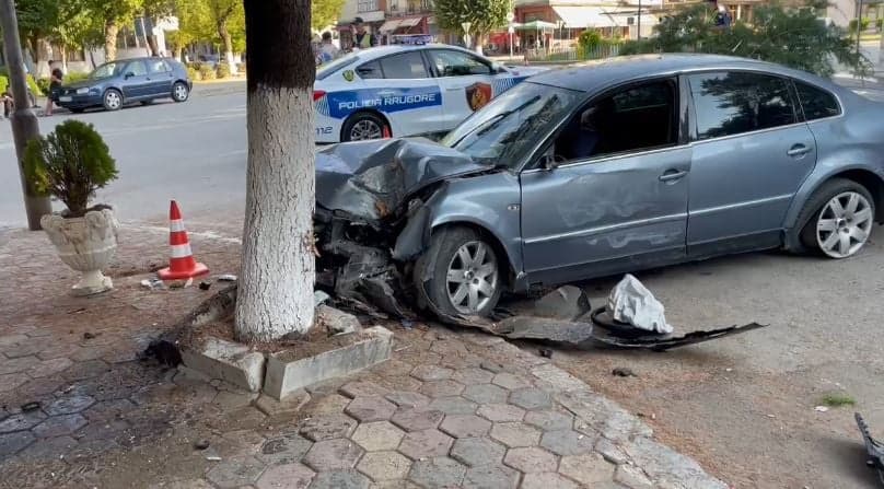 Mjeti del nga rruga në Korçë dhe përplaset me pemën, lëndohet drejtuesi