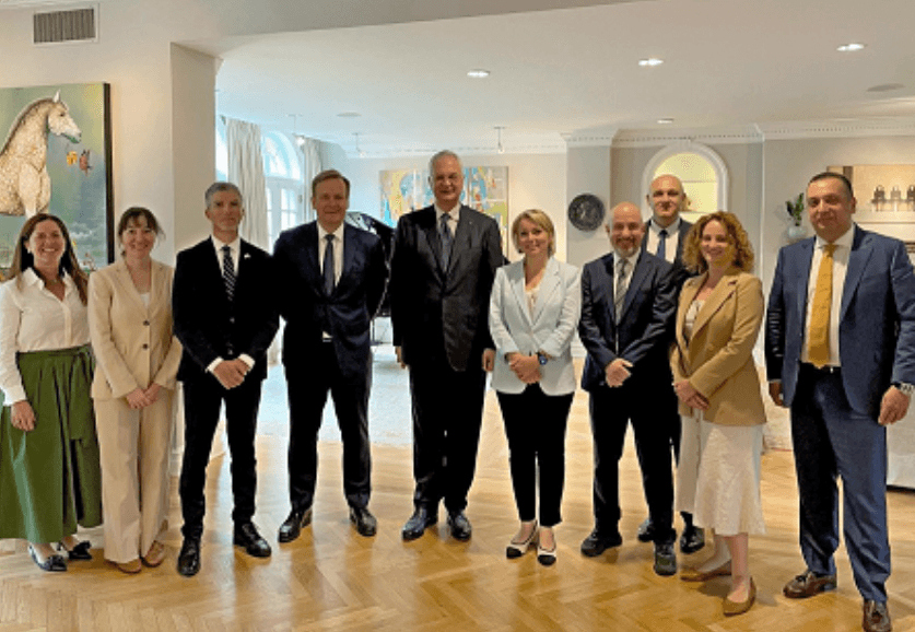 Sorensen takon në Washington ambasadorin e Kosovës dhe atë të Serbisë