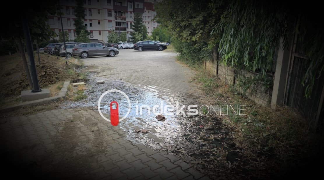 Ujërat e zeza ‘vërshojnë’ Banesat e Bardha në Prishtinë, askush nuk merr masa