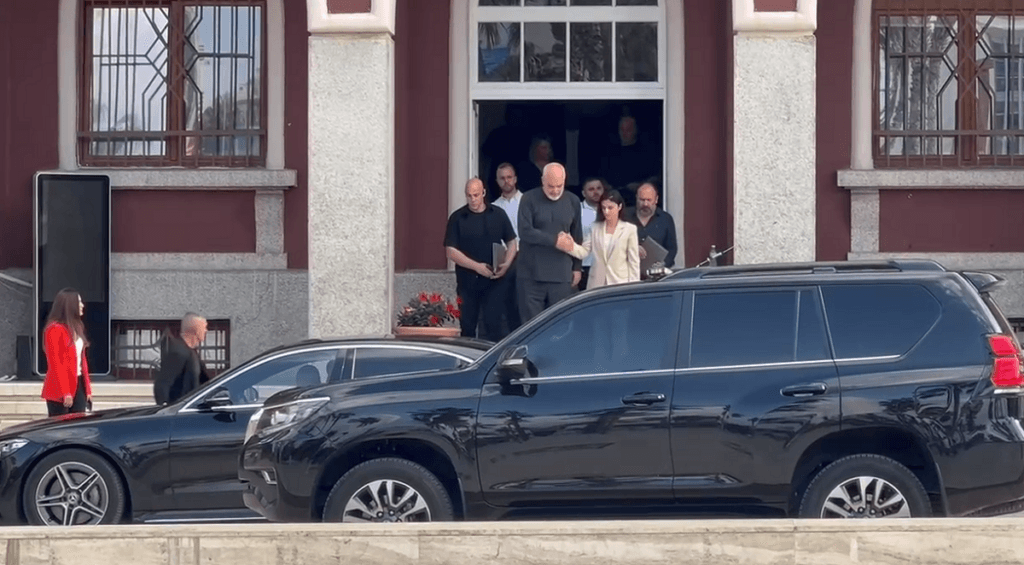Rama “valë” shkarkimesh në tre bashki të Shqipërisë pas zgjedhjeve, opozita e akuzon për “mbulim” skandalesh mjedisore