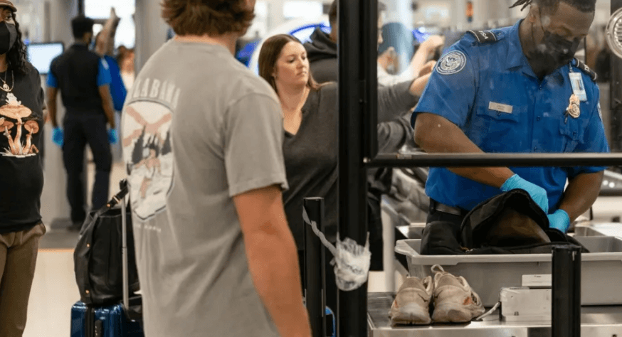 Aeroportet amerikane fillojnë të heqin kërkesën për heqjen e këpucëve gjatë kontrolleve të sigurisë
