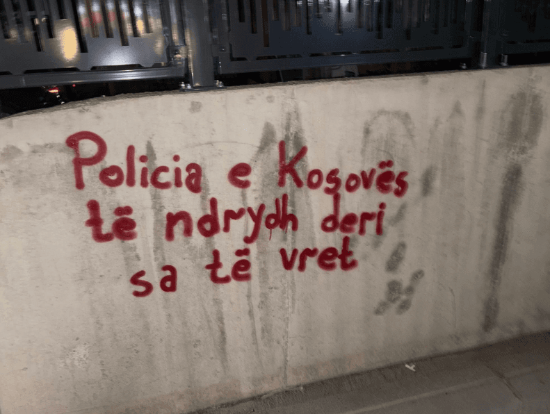 Grafite proteste në Lipjan pas vdekjes në duart e Policisë të Agon Zejnullahut: “Policia e Kosovës të ndrydh derisa të vret”, “Kush na mbron prej Policisë?