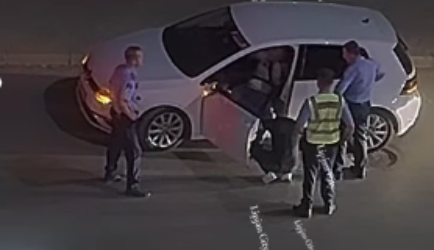 Pamje tjera, momenti kur Agon Zejnullahu del nga vetura me duar pas kokës, policët i gjuhen sipër…
