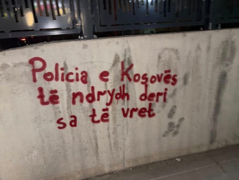 Grafite proteste në Lipjan pas vdekjes në duart e Policisë të Agon Zejnullahut: “Policia e Kosovës të ndrydh derisa të vret”, “Kush na mbron prej Policisë?