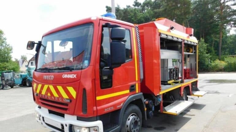Shkuan për ta fikur zjarrin në Obiliq, një person ofendon njësinë e zjarrfikësve dhe ia dëmton automjetin