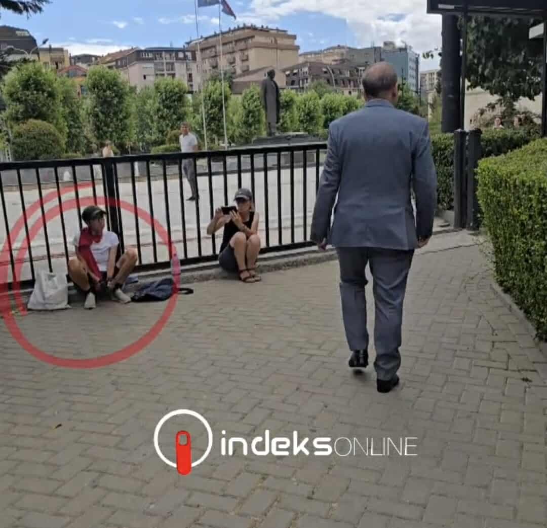 Me shkop në dorë, gazetarja Gjyle Morina proteston para Kuvendit!