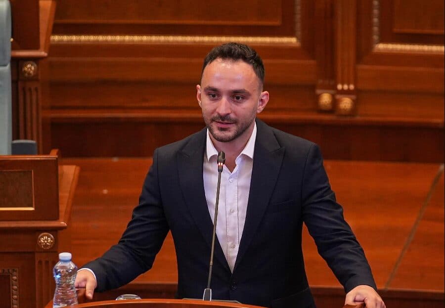 Abdixhiku e lavdëron deputetin Paris Guri pas ballafaqimit në Kuvend me gjithë Vetëvendosjen