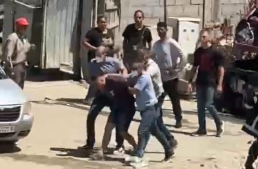 U arrestua personi i cili sulmoi gazetarët, derisa ishin duke informuar për zjarrin në Vizbeg