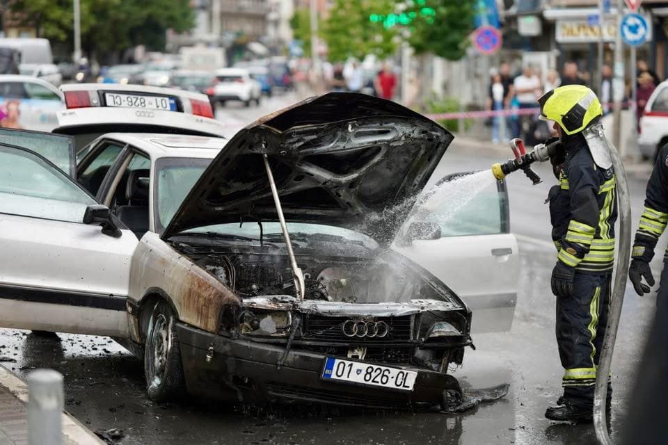 Zjarri në një makinë afër komunës së Prishtinës, Drejtoria për Emergjenca: Zjarrfikësit parandaluan përhapjen e rrezikut