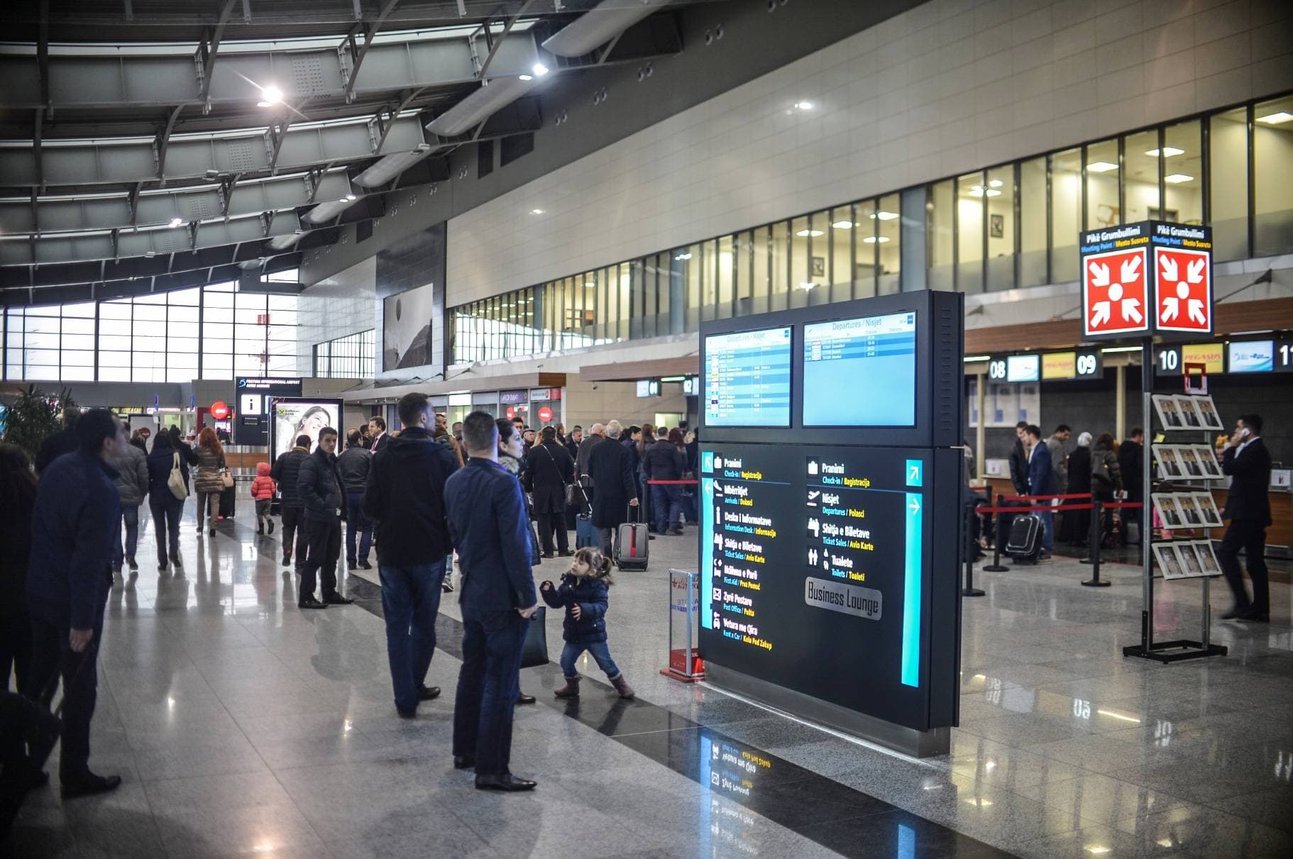 Dy turq arrestohen ne aeroportin “Adem Jashari”, pasaportat i kishin të falsifikuara
