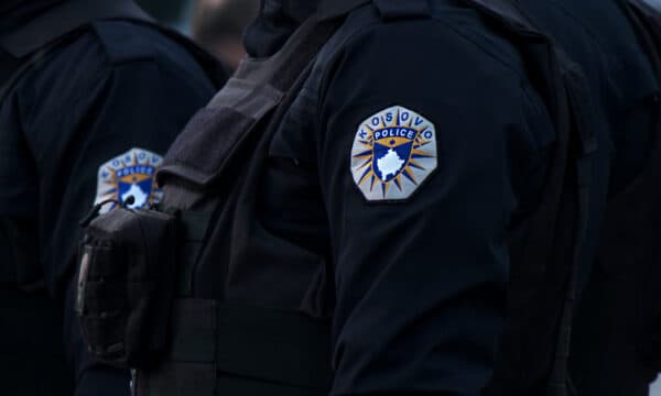 Policia konfirmon therjen me thikë në Mitrovicë, një person i lënduar