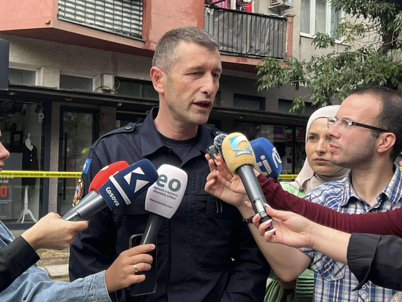 Flakët kapluan një banesë, Gashi: Ndërtesat janë të lidhura, po të mos reagonim shpejt, do të kishte zjarr të përmasave të mëdha