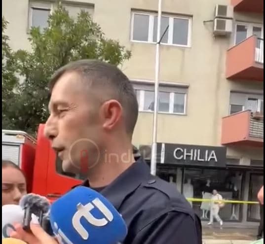 Flet drejtori i zjarrfikësve Malë Gashi, jep detaje lidhur me djegjen e një banese në Prishtinë