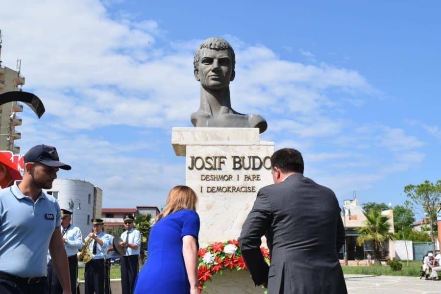 Kavaja nderon Josif Budon, heroin e parë të lëvizjes antikomuniste! Rikthehet në Shqipëri ish-ambasadori gjerman Werner Daum