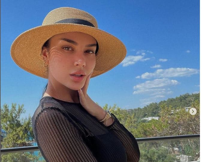 Bora Zemani shfaqet në bikini të kuqe nga pushimet, po duket kaq ‘hot’