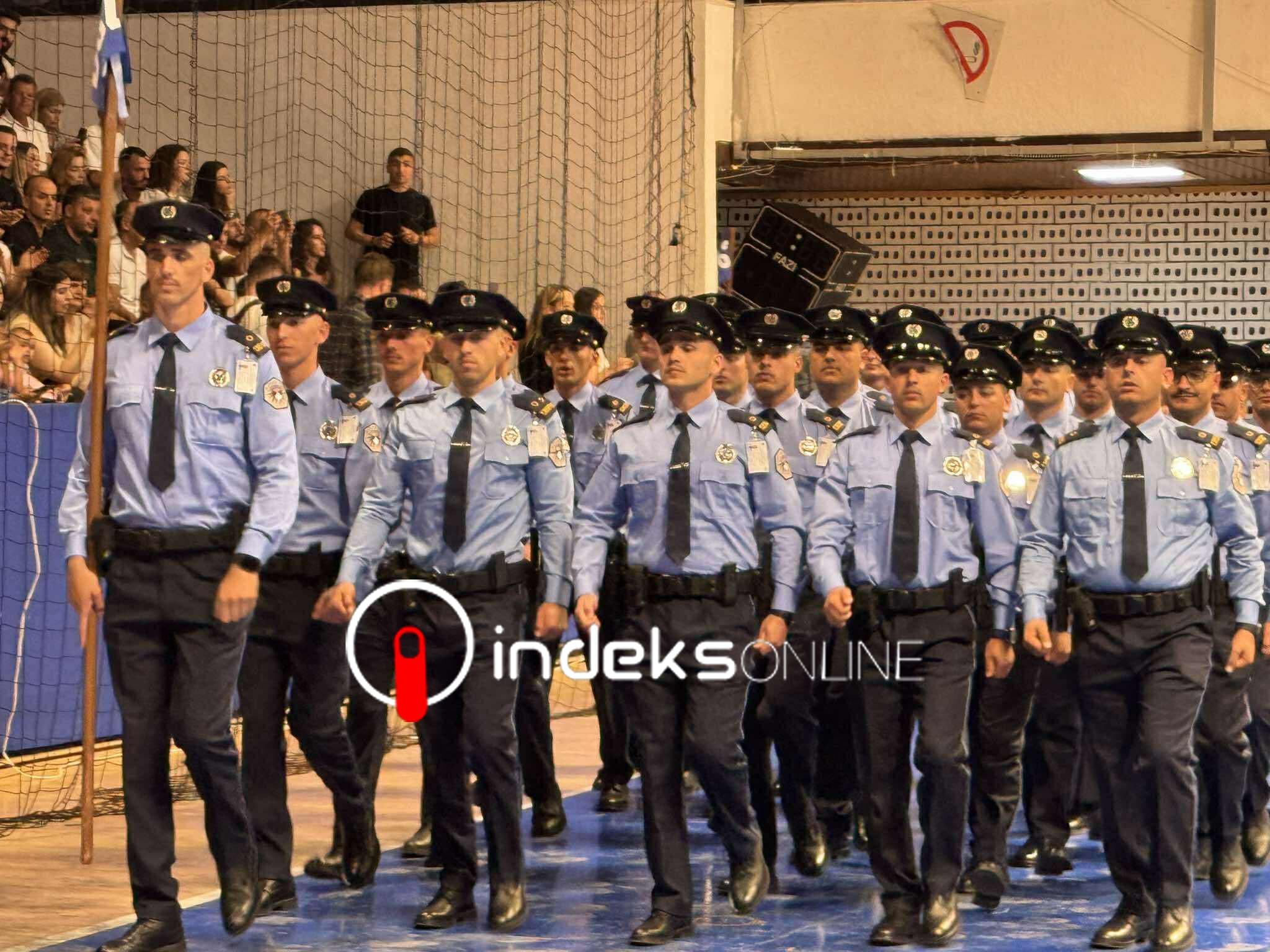 “Do ta mbrojmë Kosovën me zemër e me shpirt”, zëri i policëve të rinj në ditën e diplomimit (Video)